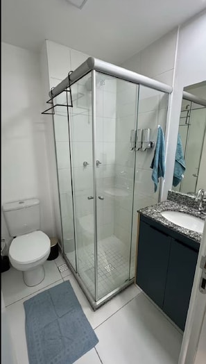 Doccia, asciugacapelli, asciugamani, sapone