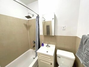 Secador de pelo, toallas, jabón y papel higiénico