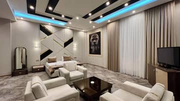 Ropa de cama de alta calidad, cubrecamas y minibar