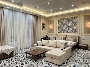 Superior Studio Suite | Peralatan tempat tidur premium, gebar bulu kapas, bar mini 