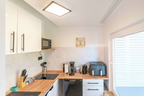 Fridge, microwave, oven, stovetop - Hotel Essen (Essen)