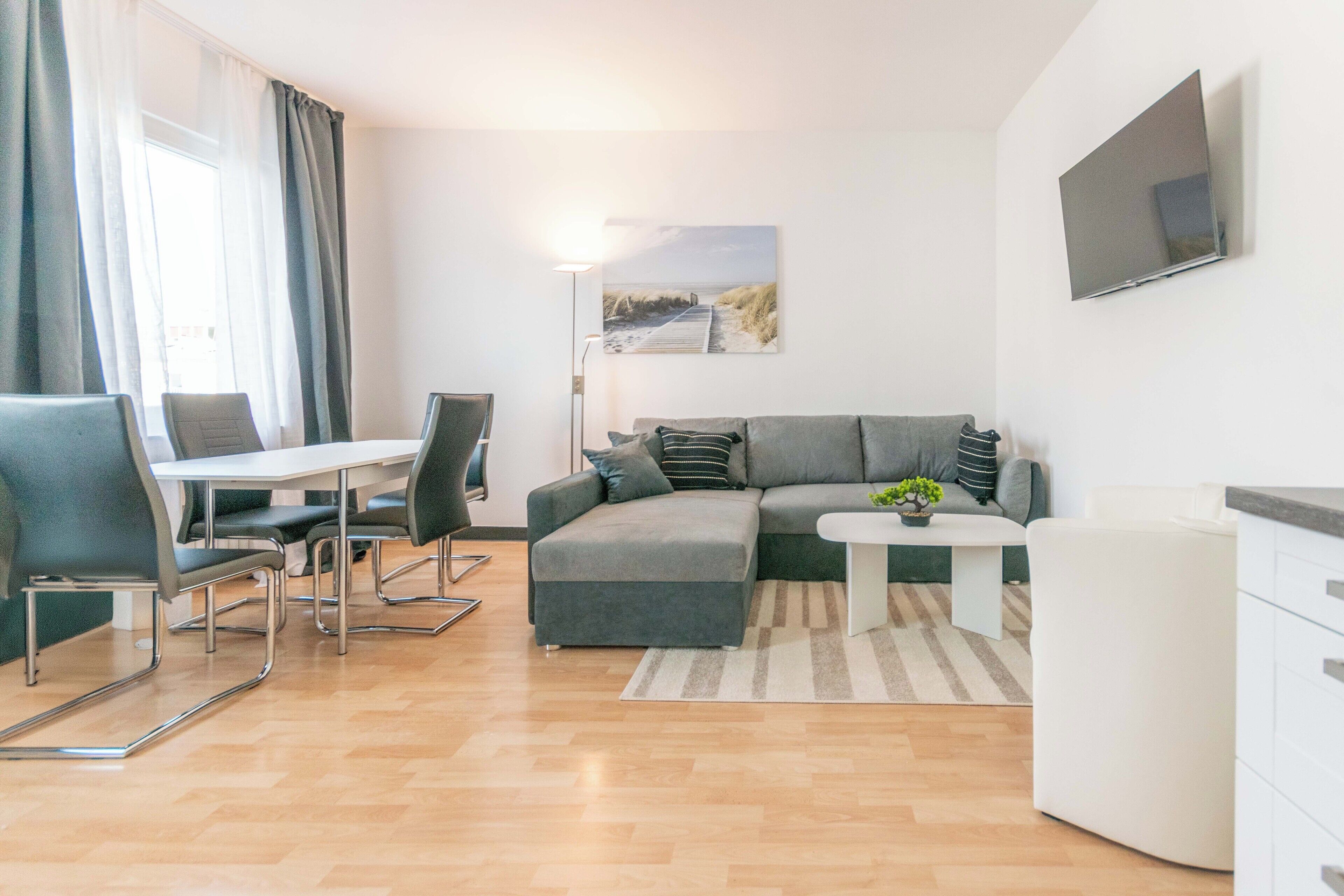Business appartement, 1 tweepersoonsbed, keuken | Woonruimte | Een 43-inch smart-tv met digitale zenders en streamingdiensten