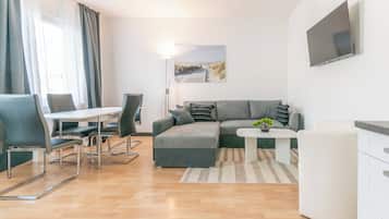 Business appartement, 1 tweepersoonsbed, keuken | Woonruimte | Een 43-inch smart-tv met digitale zenders en streamingdiensten