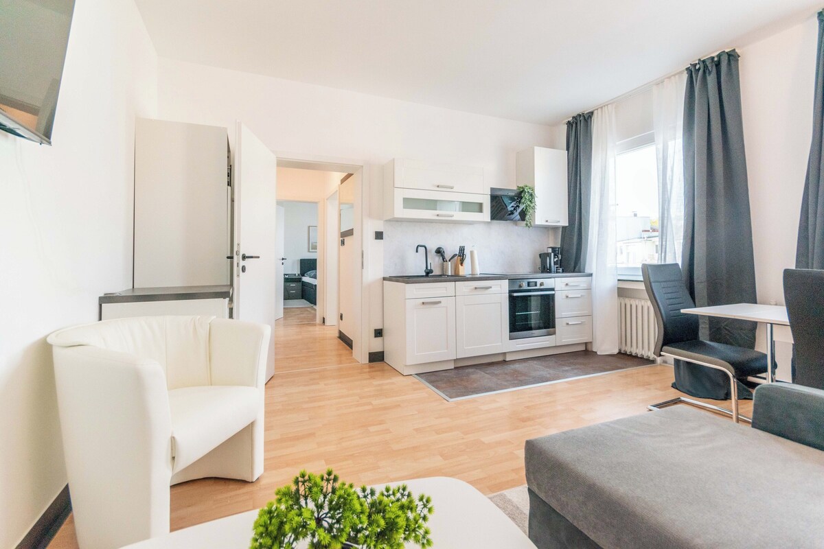 Leilighet – business, 1 dobbeltseng, kjøkken | Oppholdsområde | En 43-tommers smart-TV med digitale kanaler samt strømmetjenester