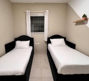 2 habitaciones, tabla de planchar con plancha, wifi y ropa de cama 