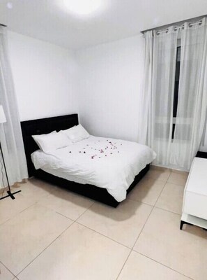 2 bedrooms, iron/ironing board, WiFi, bed sheets