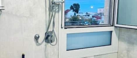Dusche, Haartrockner, Handtücher, Seife
