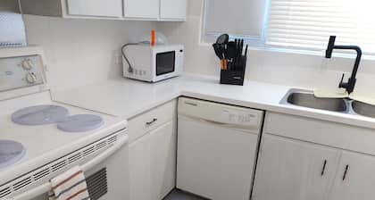 Cozy Queen bed for travellers and workers in Rocky Mountain House area