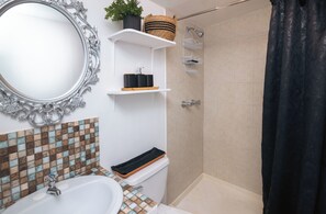 Sèche-cheveux, serviettes fournies, savon, papier toilette