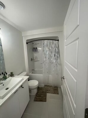 Hair dryer, towels, soap, shampoo - Luxury Vrbo in Riverview (Riverview)