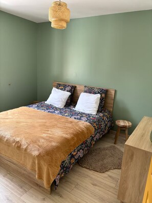 3 Schlafzimmer, Schreibtisch, Bügeleisen/Bügelbrett, Reisekinderbett