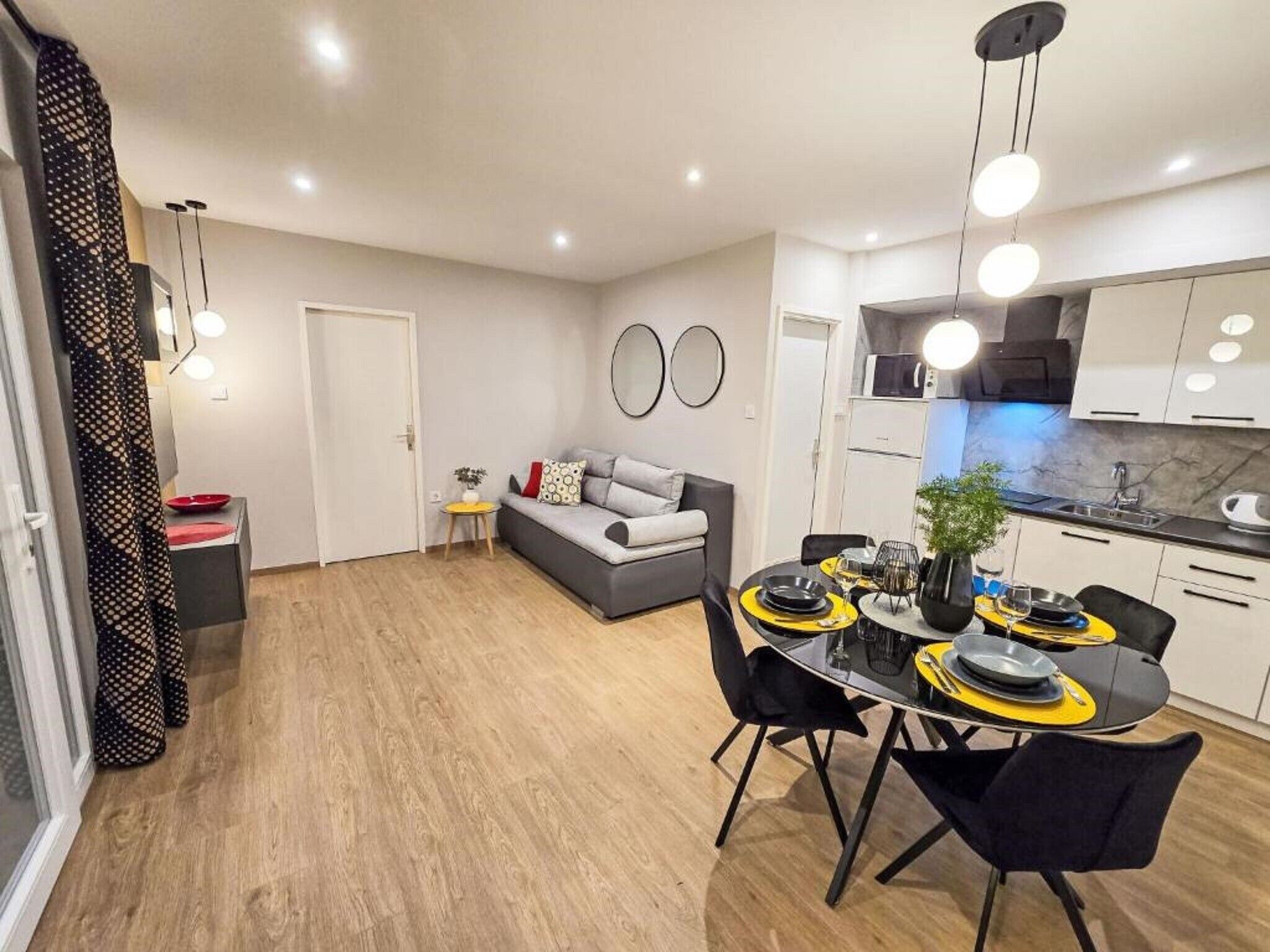 Un apartamento moderno con comedor, cocina y sala de estar.