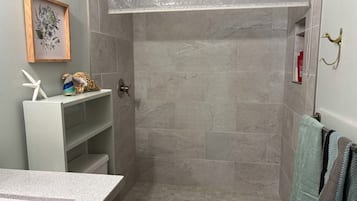 Ducha, secador de pelo, toallas y jabón