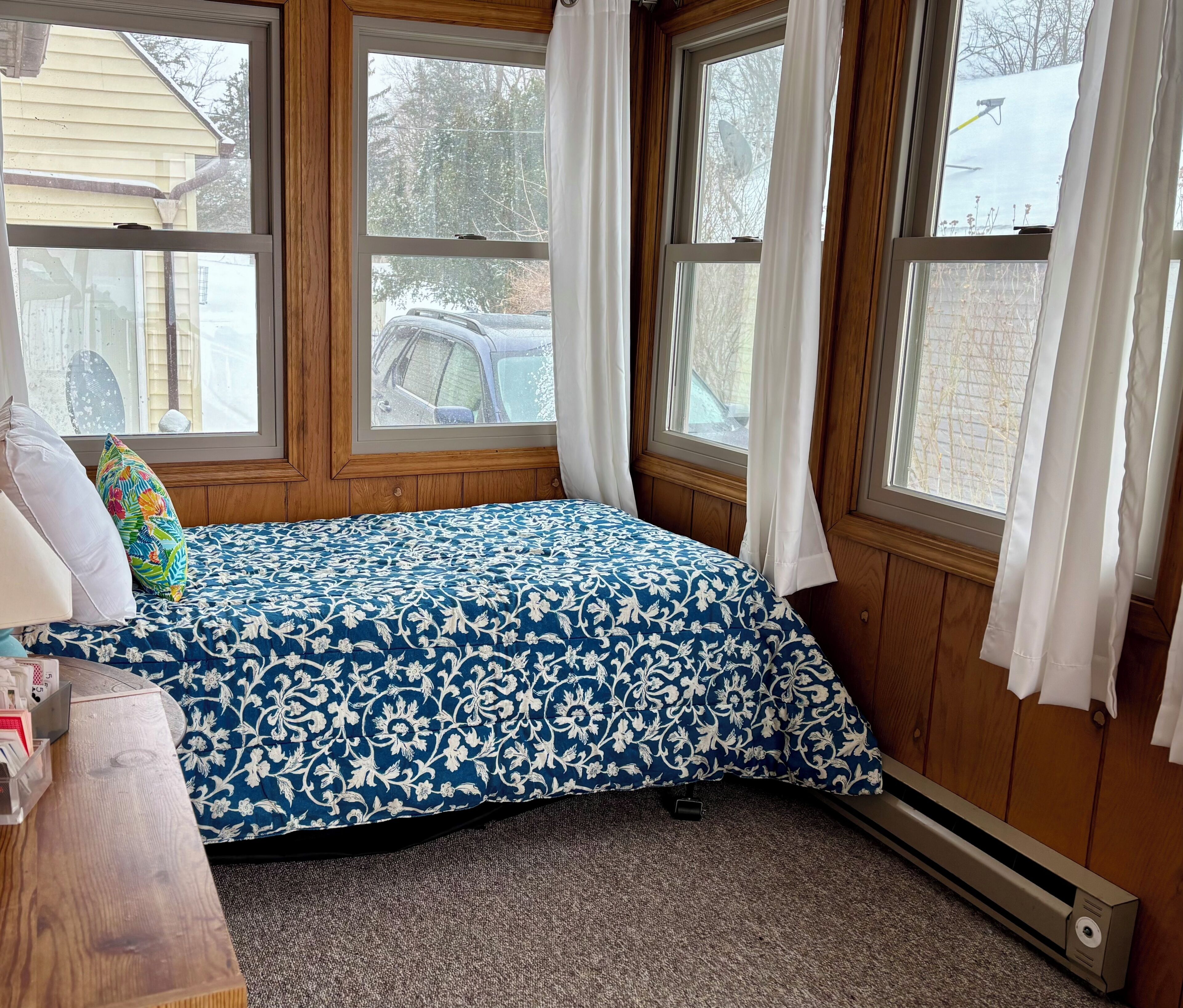 3 bedrooms, desk, iron/ironing board, bed sheets