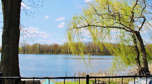 Charming lake front 3-bedroom cottage in Coldwater, Michigan