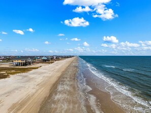 Plage, chaises longues, serviettes de plage