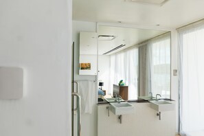 2 habitaciones, tabla de planchar con plancha, wifi y ropa de cama 