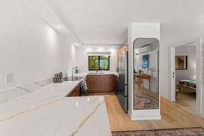Refrigerador, microondas, horno, placa de cocina