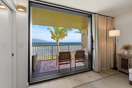 Innenbereich. Oceanfront Maalaea Harbor Two Bedroom Condo within walking distance to beach