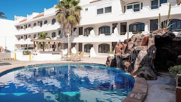 Alberca al aire libre y camastros