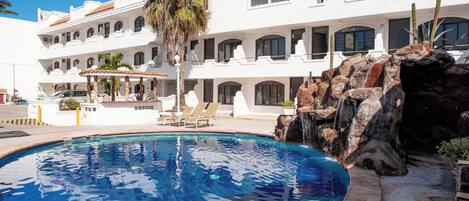 Alberca al aire libre y camastros