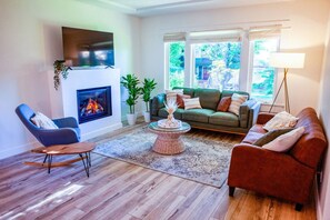 Fernseher, Kamin, Videospiele, Stereoanlage