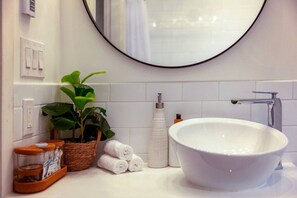 Dusche, Haartrockner, Handtücher, Seife