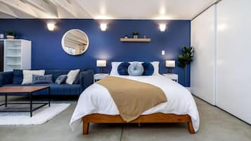 1 chambre, bureau, fer et planche à repasser, lit parapluie