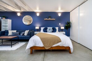 1 bedroom, desk, iron/ironing board, travel cot - The Hendrix House Studio w/Loft|Mins To Downtown (Vancouver)