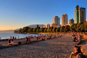 Beach - Charming Studio Suite w Loft - 5 Min to Downtown (Vancouver)