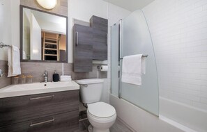 Hair dryer - Charming Studio Suite w Loft - 5 Min to Downtown (Vancouver)