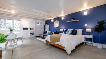 1 chambre, bureau, fer et planche à repasser, lit parapluie