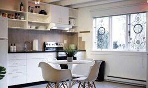 Dining - Charming Studio Suite w Loft - 5 Min to Downtown (Vancouver)