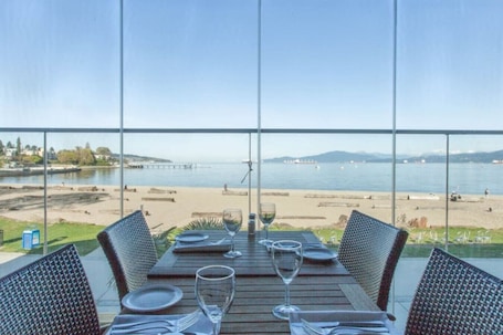 Outdoor dining. Kitsilano Getaway - Near Beach - 10 min to Downtown