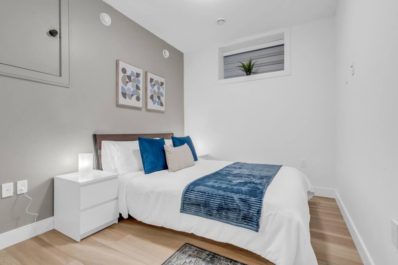 2 habitaciones, escritorio y tabla de planchar con plancha 