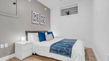 2 habitaciones, escritorio y tabla de planchar con plancha