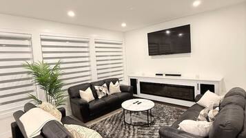 Televisión, chimenea, videojuegos y tenis de mesa