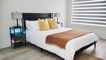 6 habitaciones, escritorio y tabla de planchar con plancha