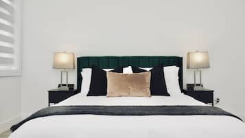 6 dormitoris, escriptori i planxa i posts de planxar