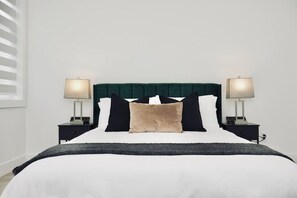 6 dormitoris, escriptori i planxa i posts de planxar 