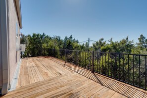 Terrace/patio - Near Lake Travis & Marina: Modern Austin Getaway! (Austin)
