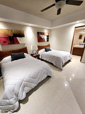 2 habitaciones, tabla de planchar con plancha, wifi y ropa de cama 
