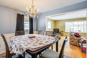 Dining - 9 Mi to Lake George Village: Home in Queensbury (Queensbury)