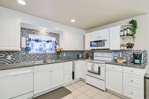 Fridge, microwave, stovetop, dishwasher