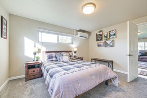 3 bedrooms, desk, iron/ironing board, travel crib