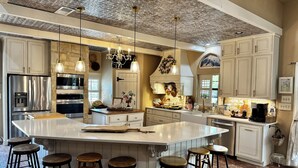 Private kitchen - Charming Farmhouse, Hot Tub, Pool, Outdoor Kitchen, Farm animals & Stocked Pond. (Diana)