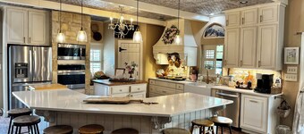 Charming Farmhouse, Hot Tub, Pool, Outdoor Kitchen, Farm animals & Stocked Pond.