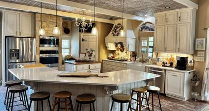 Charming Farmhouse, Hot Tub, Pool, Outdoor Kitchen, Farm animals & Stocked Pond.