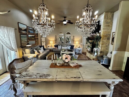 Charming Farmhouse, Hot Tub, Pool, Outdoor Kitchen, Farm animals & Stocked Pond.