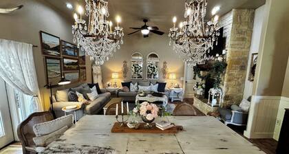 Charming Farmhouse, Hot Tub, Pool, Outdoor Kitchen, Farm animals & Stocked Pond.